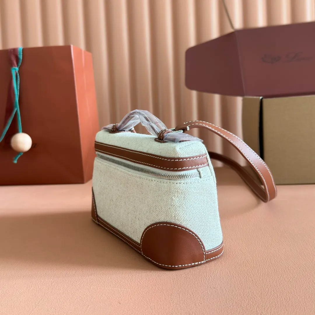 p1160💋💋💋【Original leather all-steel configuration counter complete package】 𝐋𝐨𝐫𝐨 𝐏𝐢𝐚𝐧@ Extra pocket L19 series handbag/crossbody bag The most comfortable life is when it is not defined, just like loro The material design of pian@ does not require complicated design styles. The simple and soft outline is elegant and durable, like an exquisite cosmetic case, which perfectly balances appearance and functionality. The leather is delicate and feels as soft as butter. The small bag has a large capacity. It is not only portable with a thin shoulder strap, but can also be worn cross-body. Sisters who have a special liking for minimalist style can buy it. It is simple and versatile. The simpler, the more different. Stars and Instagram celebrities are all planting it. There are two sizes of 19 cm and 27 cm. One is exquisite and casual, and the other is elegant and grand. Size: Small: length 19×width 7×height 12cm (
